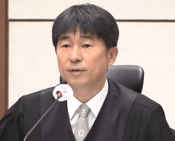 민주당, 지귀연 판사 룸살롱 술접대 의혹 사진 공개로 집중조명