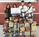 용인대 대선태권도, 수원시 영통구 망포1동에 사랑의 라면 기탁 < 경기 < 전국 < 기사본문 - 내외일보 용인대 대선태권도, 수원시 영통구 망포1동에... 