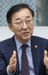 김윤덕 국토부장관, ‘새만금공항 집행정지 소송’기각 이끌어내 < 전주... 내외일보 김윤덕 국토부장관,  ‘새만금공항 집행정지 소송’기각... 