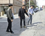 황규돈 수원팔달구청장, 시민의 민원함 현장 점검...노후 도로 재포장 추진 < 경기 < 전국 < 기사본문 - 내외일보 황규돈 수원팔달구청장, 시민의... 