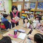 하남 윤슬초등학교, 과학체험주간 맞아 생명 존중 동물 교감 행사 실시 < 경기 < 전국 < 기사본문 - 내외일보 하남 윤슬초등학교, 과학체험주간... 