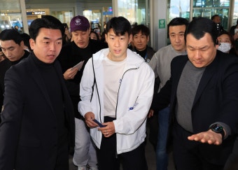 축구대표팀 '주장' 손흥민, 부은 손가락·굳은 표정으로 귀국