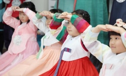 국민 5명 중 1명만 동의 부모 부양은 자식 몫 옛말…