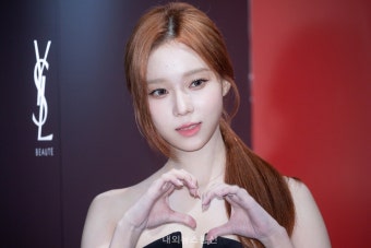 [포토] 에스파(aespa) 윈터 '백만불짜리 하트' < 연예 < 연예·스포츠 < 기사본문 - 내외뉴스통신 [포토] 에스파(aespa) 윈터 '백만불짜리 하트'