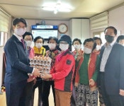 옥천읍 대성농장, 지역 경로당 지원 계란 400판 기탁 < 충북 < 전국 < 기사본문 - 내외뉴스통신 옥천읍 대성농장, 지역 경로당 지원 계란 400판 기탁
