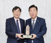 이범석 청주시장, 충북주거복지 사회적협동조합 ‘공로패’ 받아 < 충북 < 전국 < 기사본문 - 내외뉴스통신 이범석 청주시장, 충북주거복지... 