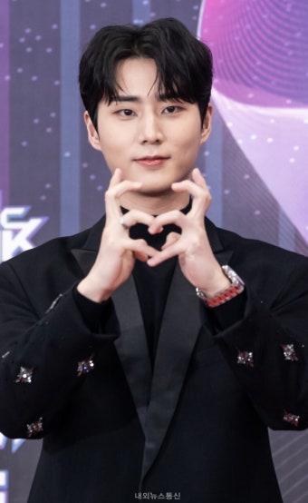 [포토] 데이식스 영케이 '하트 장인' < 연예 < 연예·스포츠 < 기사본문 - 내외뉴스통신 [포토]  데이식스 영케이 '하트 장인'