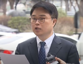 의협 전·현직 간부 3명, 경찰 출석...