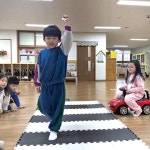 초록불에도 손 들고 건너요...국원유치원 교통안전교육 진행 < 충북 < 전국 < 기사본문 - 내외뉴스통신 초록불에도 손 들고 건너요...국원유치원... 