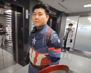 캡틴 아메리카 복장 尹 지지자, 징역 1년6개월 < 사회일반 < 사회 < 기사본문 - 내외뉴스통신 캡틴 아메리카 복장 尹 지지자, 징역 1년6개월