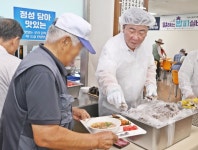 이범석 청주시장, 어르신 ‘중복 삼계탕 배식 봉사’ 참여 < 충북 < 전국 < 기사본문 - 내외뉴스통신 이범석 청주시장, 어르신 ‘중복 삼계탕 배식... 