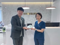 굿네이버스, 봉담은혜내과에 좋은이웃병원 현판 전달 < 보도자료 < 기사본문 - 내외뉴스통신 굿네이버스, 봉담은혜내과에 좋은이웃병원 현판 전달