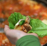 김치찌개 할배의 깊은 맛 고쌈식당 < 주요뉴스 < 사천맛집기행 < 문화/스포츠 < 기사본문 - 뉴스사천 김치찌개 할배의 깊은 맛 고쌈식당