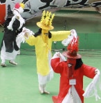 삶의 애환 닮은 탈놀음에 관객 어깨 들썩 < 주요뉴스 < 문화/스포츠 < 기사본문 - 뉴스사천 삶의 애환 닮은 탈놀음에 관객 어깨 들썩