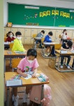[포토] 어서 와 초등학생 첫 등교 < 우리학교소식 < 교육 < 기사본문 - 뉴스사천 [포토] 어서 와 초등학생 첫 등교