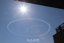 ‘사천에어쇼’ 아쉬움 달래고, 코로나19로 지친 시민 ‘응원’ < 사회 < 기사본문 - 뉴스사천 ‘사천에어쇼’ 아쉬움 달래고, 코로나19로 지친... 