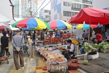 ‘시끌벅적’ 반세기 이어온 삼천포의 대표 오일장 < 연재 < 기사본문 - 뉴스사천 ‘시끌벅적’ 반세기 이어온 삼천포의 대표 오일장