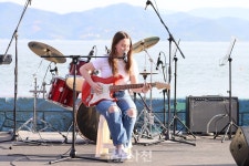 삼천포항 등대길 불 밝힌 젊음과 열정의 무대 < 문화/스포츠 < 기사본문 - 뉴스사천 삼천포항 등대길 불 밝힌 젊음과 열정의 무대