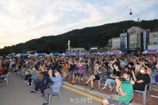 토요상설무대 ‘프러포즈’ 올해 첫 무대 열려 < 문화/스포츠 < 기사본문 - 뉴스사천 토요상설무대 ‘프러포즈’ 올해 첫 무대 열려
