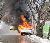 눈길에 미끄러진 택시, 전봇대 들이받아…차량 화재 발생 < 사건 / 사고 < 사회 < 기사본문 - 뉴스사천 눈길에 미끄러진 택시, 전봇대 들이받아... 