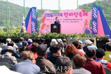 [우리동네 이모저모 ]곤명딸기가족 한마당축제 외 < 생생뉴스 < 사회 < 기사본문 - 뉴스사천 [우리동네 이모저모 ]곤명딸기가족 한마당축제 외