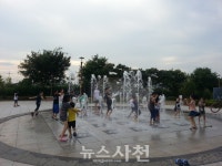 인공폭포·바닥분수 즐겨요 < 생생뉴스 < 사회 < 기사본문 - 뉴스사천 사천시, 도심 속 물놀이장 개장... 인공폭포·바닥분수 즐겨요