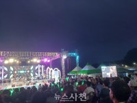 남일대 밤바다 밝힌 청년들의 열창 < 생생뉴스 < 문화/스포츠 < 기사본문 - 뉴스사천 바다와 트롯의 만남... 남일대 밤바다 밝힌 청년들의 열창