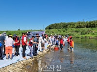 토속 어종 방류하고, 사천강 소중함 되새기고 < 생생뉴스 < 사회 < 기사본문 - 뉴스사천 토속 어종 방류하고, 사천강 소중함 되새기고