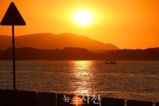 황금빛 노을과 청사초롱의 만남... 사천 거북선마을 노을축제 < 생생뉴스 < 문화/스포츠 < 기사본문 - 뉴스사천 황금빛 노을과 청사초롱의 만남...... 