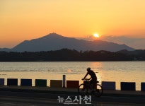 황금빛 물든 사천만, 강강술래로 엮어낸 주민들의 꿈과 희망 < 문화... 뉴스사천 황금빛 물든 사천만, 강강술래로 엮어낸 주민들의 꿈과 희망