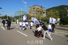 [포토] 전통과 미래 잇는 전국체전 성화 봉송... 사천서 펼쳐진 화합의 장... [포토] 전통과 미래 잇는 전국체전 성화 봉송... 사천서 펼쳐진 화합의 장