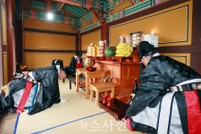 비 오는 조명군총… 426년 전 그날처럼 숙연한 위령제 < 생생뉴스... 기사본문 - 뉴스사천 비 오는 조명군총… 426년 전 그날처럼 숙연한 위령제