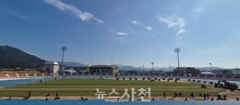 삼천포종합운동장 천연잔디 전면 교체... 체계적 관리 추진 < 스포츠 < 문화/스포츠 < 기사본문 - 뉴스사천 삼천포종합운동장 천연잔디 전면 교체...... 