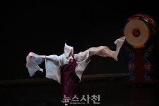 무용가 최은숙 선생의 각산 반달 무대 < 생생뉴스 < 문화/스포츠... 뉴스사천 시와 춤이 빚은 가을밤... 무용가 최은숙 선생의 각산 반달 무대