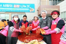 사천시자원봉사협 김장나누기 행사 열어 < 생생뉴스 < 사회 < 기사본문 - 뉴스사천 겨울나기 함께해요... 사천시자원봉사협 김장나누기 행사 열어