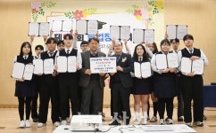 곤양장학회, 곤양고 졸업식서 장학금·발전기금 전달 < 생생뉴스 < 교육 < 기사본문 - 뉴스사천 곤양장학회, 곤양고 졸업식서 장학금·발전기금 전달