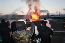 정월대보름 달집 활활···시민 안녕·소원성취 기원 < 생생뉴스 < 문화/스포츠 < 기사본문 - 뉴스사천 정월대보름 달집 활활···시민 안녕... 