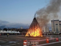 정월대보름 달집 활활···시민 안녕·소원성취 기원 < 생생뉴스 < 문화/스포츠 < 기사본문 - 뉴스사천 정월대보름 달집 활활···시민 안녕... 