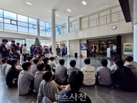 학생들이 직접 기획·운영···삼천포고 정기 버스킹 공연 눈길... 뉴스사천 학생들이 직접 기획·운영···삼천포고 정기 버스킹 공연 눈길