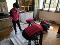 사남면 자원봉사회, 독거노인 주택 개선 봉사 < 생생뉴스 < 사회 < 기사본문 - 뉴스사천 사남면 자원봉사회, 독거노인 주택 개선 봉사