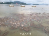 남강댐 대규모 방류에 사천 바다 쓰레기로 몸살 < 생생뉴스 < 사회 < 기사본문 - 뉴스사천 남강댐 대규모 방류에 사천 바다 쓰레기로 몸살