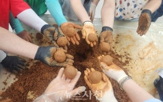 EM 흙공으로 샛강 살려요···사천시새마을회 탄소중립 실천 < 생생뉴스 < 사회 < 기사본문 - 뉴스사천 EM 흙공으로 샛강 살려요... 