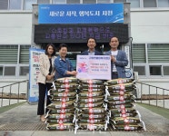 이웃 도와···와티마을 , 사랑의 쌀 기탁 < 생생뉴스 < 사회 < 기사본문 - 뉴스사천 마을음악회 수익금으로 이웃 도와···와티마을 , 사랑의 쌀 기탁