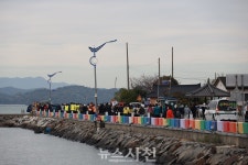 쌀쌀한 날씨 녹인 따뜻한 동행···장애인·비장애인 함께 걷다... 기사본문 - 뉴스사천 쌀쌀한 날씨 녹인 따뜻한 동행···장애인·비장애인 함께 걷다