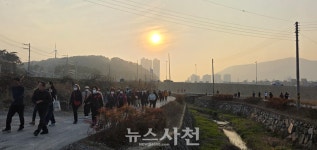 향촌동민, 봄밤 봉황천 걸으며 건강·화합 다져 < 생생뉴스 < 사회 < 기사본문 - 뉴스사천 향촌동민, 봄밤 봉황천 걸으며 건강·화합 다져