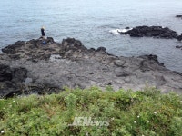  < 특별기획/고영철의 향토연구 < 기사본문 - 제주환경일보 [향토문화] 거북등처럼 선이 나 있다..용담3동 말머리소금빌레 - 제주환경일보
