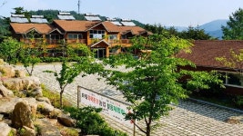 “숨만 쉬어도 위로가 되는 밤” 전 객실 편백나무가 품은 치유의 쉼표... “숨만 쉬어도 위로가 되는 밤” 전 객실 편백나무가 품은 치유의 쉼표