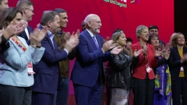 유럽 사회당 대회에서 벨라챠오 부르고 대체스한테 지지받는 티머만스 - 진보정치 마이너 갤러리