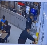 대만 식당, 아이스크림 6통 폐기 한국 손님 저격 논란 (영상) < 사회 < 기사본문 - 원픽뉴스 영원히 출국금지.. 대만 식당, 아이스크림 6통 폐기... 