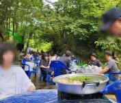 진천 계곡식당 불법영업 논란.. 업주 정체에 모두 경악했다 < 사회 < 기사본문 - 원픽뉴스 알고 보니 정치인.. 진천 계곡식당 불법영업 논란.. 업주... 